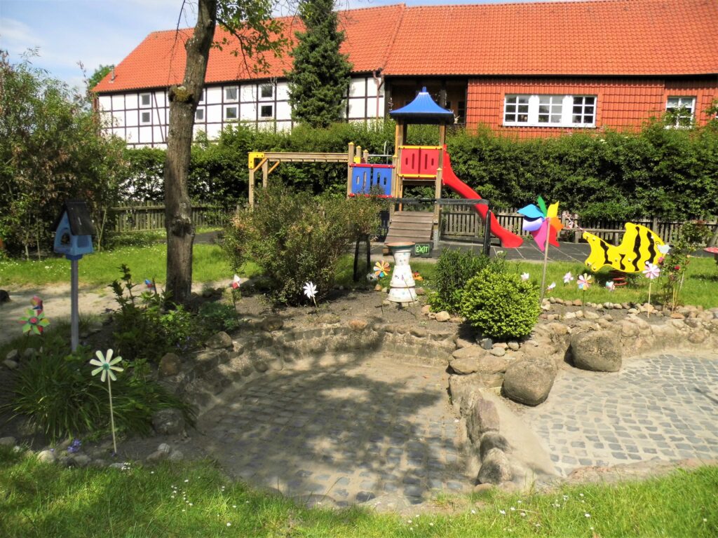 Unser Haus 1 Spielplatz